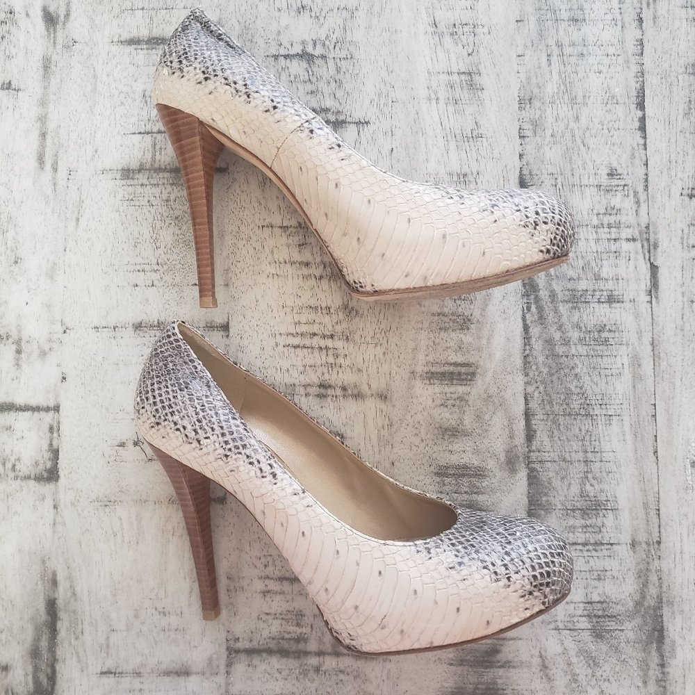 Stuart Weitzman Rowin Snakeskin Platforms Sz 8.5m - image 1